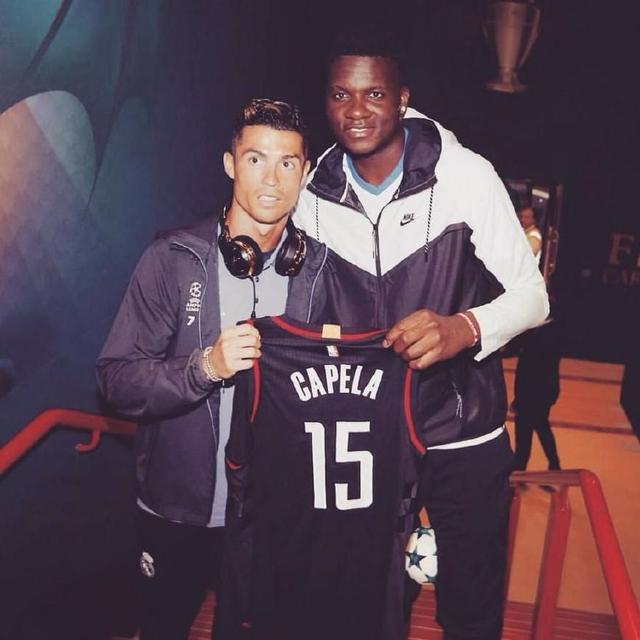 被球迷询问是否会考虑加盟阿森纳，库尼亚大笑回应（被问是否加盟阿森纳，库尼亚笑着回应）