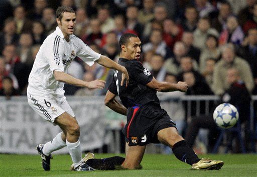 球队集体围着他庆祝太治愈（全队围着他庆祝，暖心又治愈）