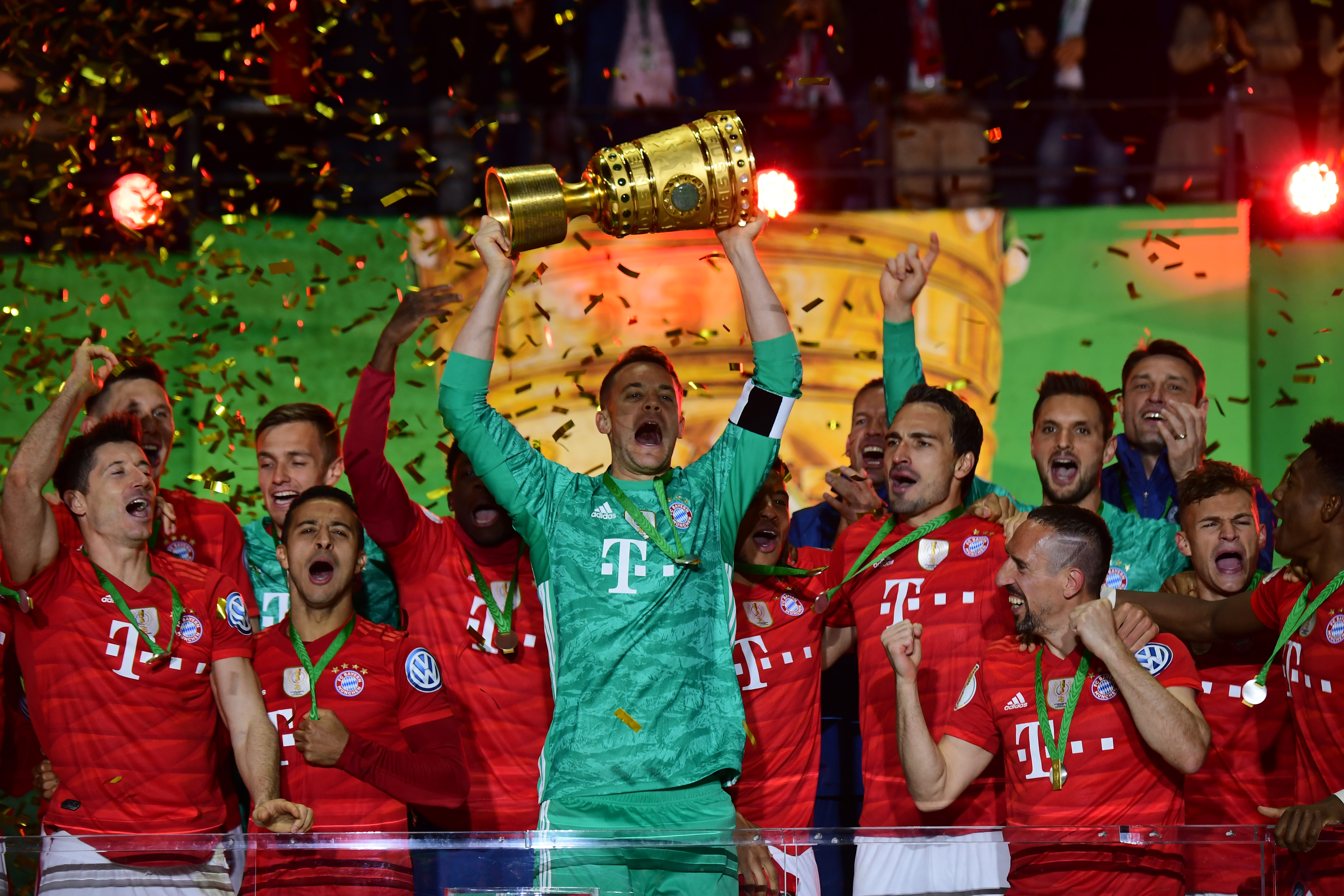 马卡：皇马和卡斯蒂亚进行了对抗赛，门迪被安排在中后卫位置（马卡：皇马与卡斯蒂亚队内热身赛，门迪出任中卫）