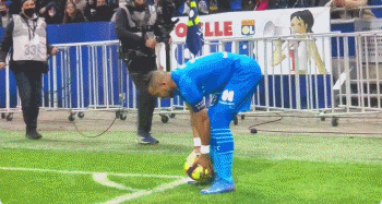 斯基拉：米兰可能通过科斯蒂奇的交易签DV9，两人经纪人相同（斯基拉：米兰或借科斯蒂奇交易运作引进DV9，二人同属一经纪人）