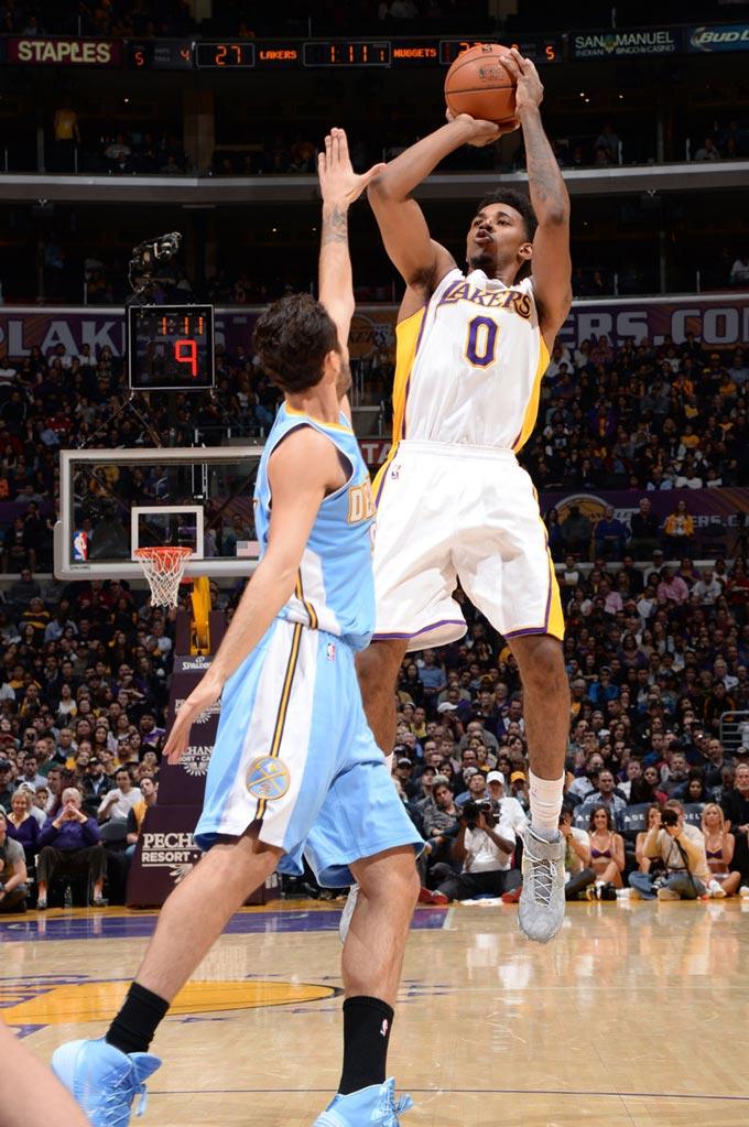 ATP年终总决赛｜阿尔卡拉斯又赢一次！提前锁定年终世界第一（ATP年终总决赛：阿尔卡拉斯再度取胜，提前锁定年终世界第一）