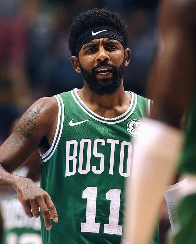 欧联比赛中一球员嘲讽对手鼻子形状，多名队友上前打抱不平（欧联赛场球员讥讽对手鼻型，多名队友上前声援）