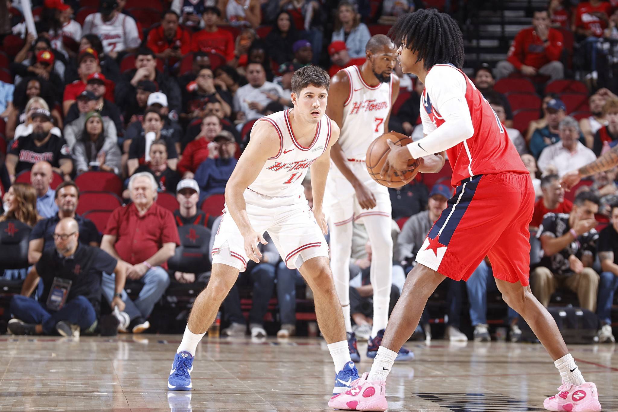 克瓦拉茨赫利亚双响炮率巴黎5-0大胜雷恩，重返争冠正轨（克瓦拉茨赫利亚梅开二度，巴黎5-0横扫雷恩重回争冠轨道）