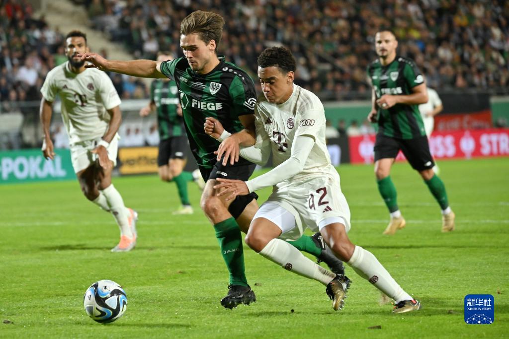 队报球迷票选2025年度11人：中前场巴萨占3席，锋线姆巴佩+登贝莱（队报球迷评选2025年度最佳11人：巴萨中前场占三席，锋线姆巴佩联手登贝莱）