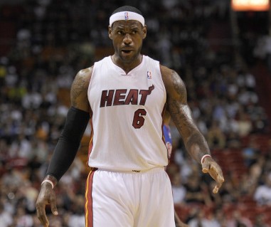 广东男篮防守稳固力克上海（广东男篮凭坚实防守击败上海队）