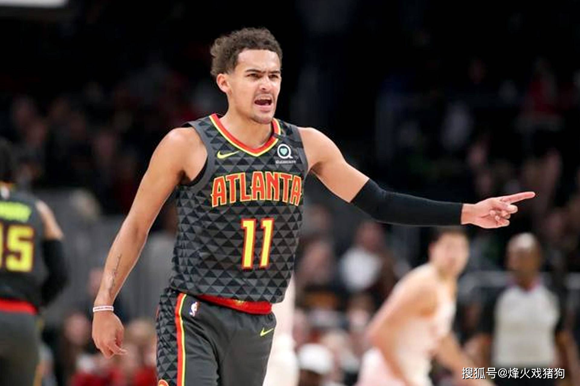 拜仁球星莱默尔复刻施魏因施泰格经典脚后跟破门（拜仁中场莱默尔上演施魏因施泰格式经典脚后跟破门）