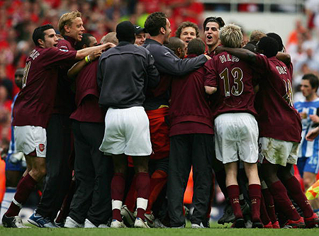 热闻｜达洛特破门，曼联1-1平西汉姆联反超利物浦升英超第八（快讯：达洛特建功，曼联1-1战平西汉姆，力压利物浦升至英超第八）