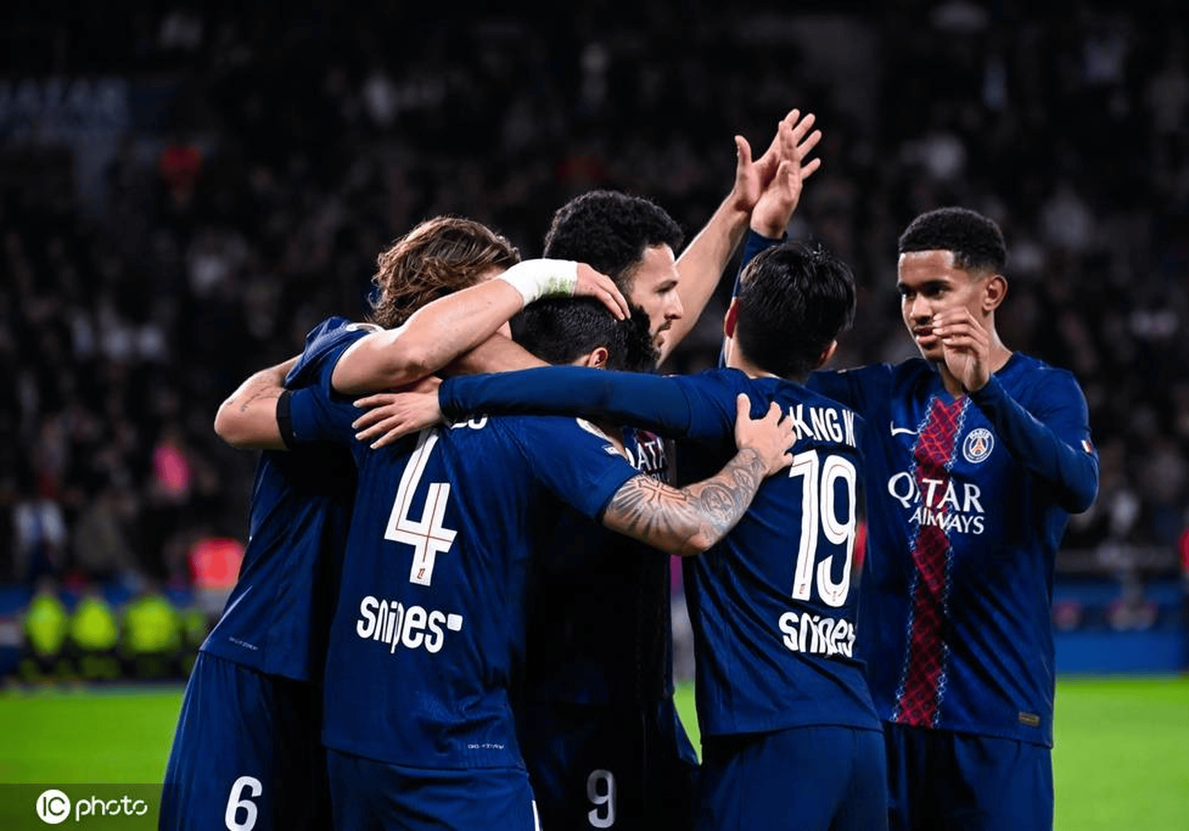 给你修修胡子，瓦科分享自己用剪刀剪克雷桑胡子的照片（瓦科晒照：亲手用剪刀为克雷桑修须）