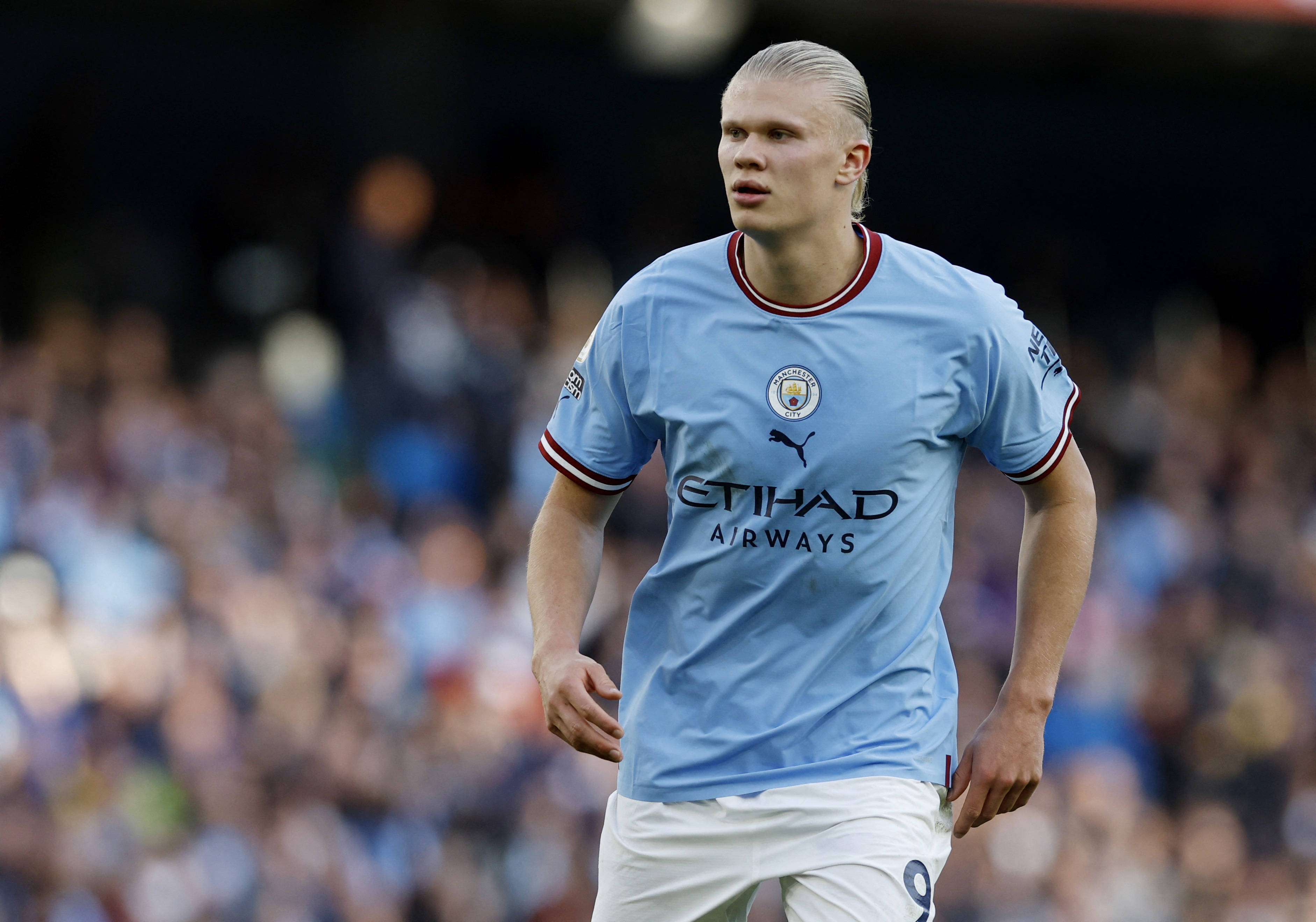 欧文突破防守助攻制胜（欧文强突撕裂防线送出制胜助攻）