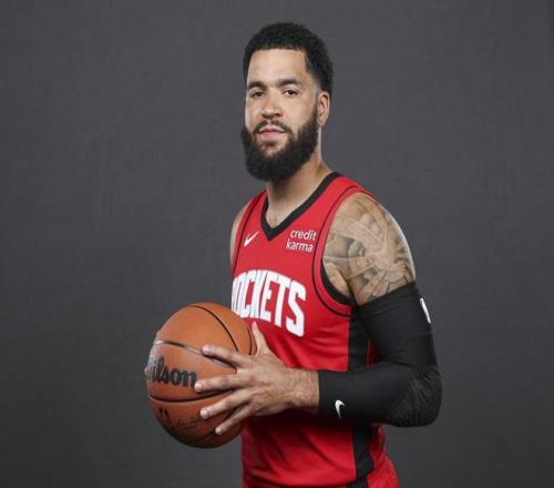 凌空斩世界波，王燊超当选中超官方第29轮最佳球员（凌空世界波定乾坤，王燊超荣膺中超第29轮官方最佳球员）