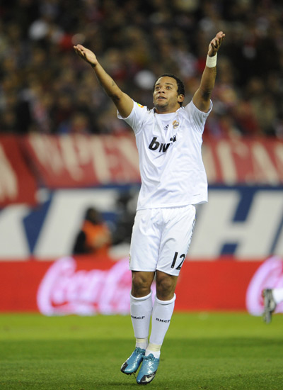 里夫斯成湖人队史第3位单场40+5+10+5三分的球员