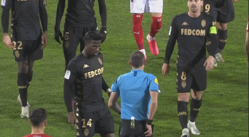 看巴萨被布鲁日进了三个球，想笑了。（目睹布鲁日对巴萨连下三城，我忍俊不禁）