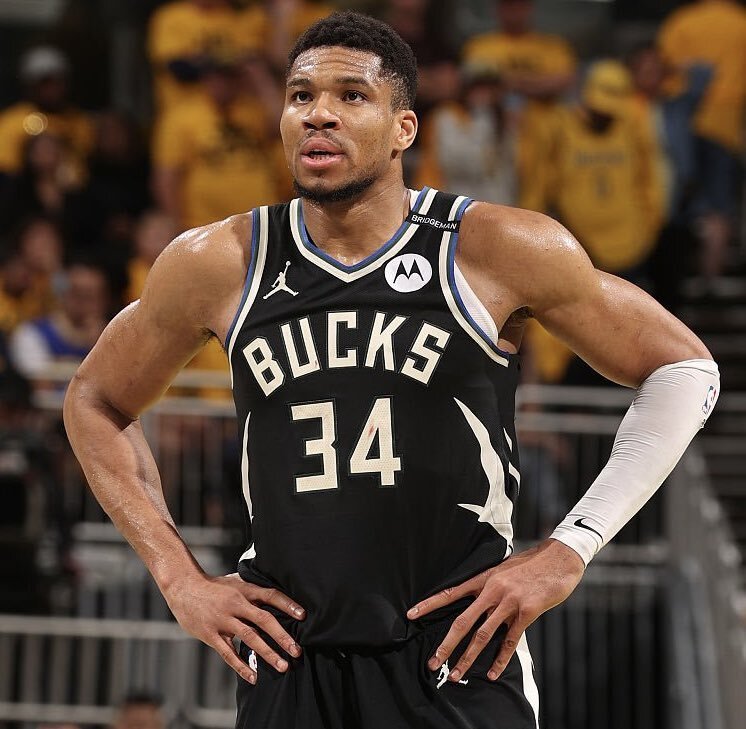 阿斯：皇马对贝林被肘后裁判未看回放感到愤怒，认为标准不一（阿斯：皇马不满裁判未回看贝林被肘，质疑判罚尺度不一）