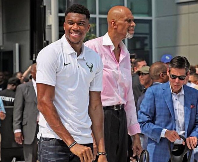 球场角力，美国和巴拉圭热身赛补时阶段发生大规模冲突（补时阶段爆发大规模冲突，美国与巴拉圭热身赛演变为场上对峙）