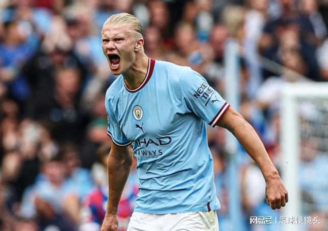 前锋远射破门，全场欢呼（前锋一脚远射破网，全场沸腾）